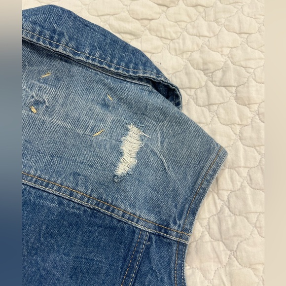 NWT DISTRESSED DENIM VEST SIZE MEDIUM - Picture 5 of 9